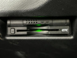 【ETC】有料道路を利用する際に料金所で停止することなく通過できる、ETC車載器(ノンストップ自動料金収受システム機器)が装備されています。セットアップを行うことで利用可能になります。