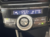 【オートエアコン】一度お好みの温度に設定すれば、車内の温度を検知し風量や温度を自動で調整。暑い&hellip;寒い&hellip;と何度もスイッチ操作をする必要はありません。快適な車内空間には必須の機能ですね♪