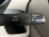 車外の明るさに応じでライトを点灯、消灯してくれるオートライト機能です☆お天気の良い昼間のトンネル走行などオートにしてると便利で安心です☆エンジン停止時にライトの消し忘れも無くなります☆