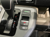 オートブレーキホールド機能付きです☆停車中にブレーキペダルから足を離しても、停車状態が続きます。渋滞、信号待ちの間等、安心です。アクセルを踏めば自動解除され、再発進できます。