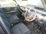 ゆったり大きくサポートも深いフロントシートです。室内はクリーニング済みです。