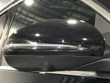 ウィンカー内蔵ドアミラーを開発したのは『メルセデス・ベンツ』です。他車からの視認性が高まり、事故の可能性を低減させています。更に、点灯部分はドライバーの視界に入らないように設計されています。