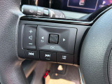 お手元での操作でボリュームやラジオの操作ができる安心のステアリングスイッチ付きとなっております。