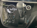 【オートエアコン】一度お好みの温度に設定すれば、車内の温度を検知し風量や温度を自動で調整。暑い&hellip;寒い&hellip;と何度もスイッチ操作をする必要はありません。快適な車内空間には必須の機能ですね♪