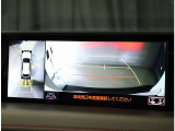 パノラミックビューモニター。車両を上から見たような映像を表示。運転席から目視しにくい車両周囲の状況をリアルタイムで確認できます。