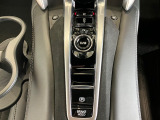 オートブレーキホールド機能付きです☆停車中にブレーキペダルから足を離しても、停車状態が続きます。渋滞、信号待ちの間等、安心です。アクセルを踏めば自動解除され、再発進できます。