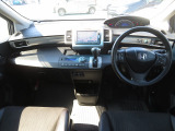 シンプルながら、機能性溢れるインパネ廻りです。視界性も良く運転しやすいです。各操作スイッチ類なども使いやすい位置に配置されています♪