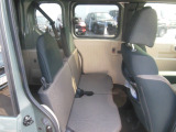 バンタイプのため快適性は少ないですがリアに2人分のシートがあります。