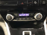 【オートエアコン】一度お好みの温度に設定すれば、車内の温度を検知し風量や温度を自動で調整。暑い&hellip;寒い&hellip;と何度もスイッチ操作をする必要はありません。快適な車内空間には必須の機能ですね♪