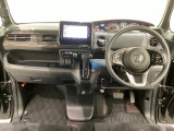 車内は光触媒抗菌消臭施工済です。スタイリッシュなデザインでスポーティなインパネ周りを演出します。グローブボックスやカップホルダーのほかにトレーなどたくさんの収納スペースが付いています。