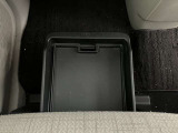 助手席下にも収納スペースあります☆コンパクトなのにたくさん収納があって助かります☆車検証を入れてる方も多い収納スペースです☆