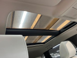 【パノラマルーフ】大型のガラスルーフ搭載で車内の解放感が一気にアップ!開放的なドライブをお楽しみいただけます。