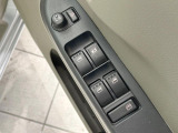 【電動格納ミラー】サイドミラーは電動格納式となっており、狭い駐車場でもキズがつくリスクを抑えられます。