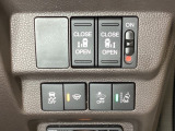 両側電動スライドドアは運転席から操作ができるよう、操作スイッチが付いています。Hondaセンシング用のVSA(ABS+TCS+横滑り抑制)解除とレーンキープアシストシステムなどのスイッチがあります。