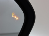 隣車線を走る車両をレーダーで検知し、ドアミラーでは確認しにくい後側方エリアに存在する車両に加え、急接近してくる車両も検知します。車両を検知するとドアミラーに搭載されたLEDインジケーターが点灯します。