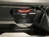 ハンドルの真下にETCがついています。高速道路の料金所の通過も楽々です。 カードの取り出しもしやすい場所についています。