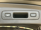お好みの位置で止められるメモリー機能付の電動リアゲートです!後ろが狭い駐車場でもスムーズに荷物を積めて、さらに背が低い人の手がムリなく届く高さで止めることも可能です!