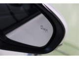 ブラインドスポットモニター(BSM)を装備しています。隣を走る車両が死角に入るとミラー内LEDインジケーターが点灯。さらに、ウィンカーを出すとインジケーターが光って点滅して注意を促してくれます。