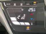 【オートエアコン】一度お好みの温度に設定すれば、車内の温度を検知し風量や温度を自動で調整。暑い&hellip;寒い&hellip;と何度もスイッチ操作をする必要はありません。快適な車内空間には必須の機能ですね♪
