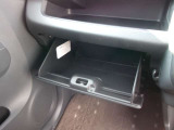 グローブボックスは車検証入れにぴったりです。