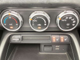 運転席、助手席に3段階調整式シートヒーターを装備。フルオートエアコンなので温度を設定するだけで、吹出口・風量を自動的に調整してくれますので、快適にお過ごし頂けます。