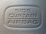 サイドカーテンエアバックシステムは、側面衝突時に大人から子供までさまざまな体格の乗員の頭部や頚部を広範囲で保護。特にセンターピラーへの頭部衝突を防ぐ展開性能を実現しています。