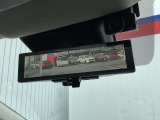 インテリジェントルームミラー。車両後方のカメラ映像をミラー面に映し出すため、車内の状況や天候などに影響されずいつでもクリアな後方の視界が得られます。