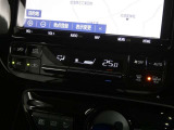 【オートエアコン】車内温度を感知して自動で温度調整をしてくれるのでいつでも快適な車内空間を創り上げます!どの席に座っても快適なドライブが楽しめます♪