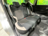 後部座席も気になるようなキズ・汚れやへたり等、大きなダメージはなく、良好な状態です。
