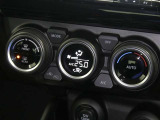 【オートエアコン】車内温度を感知して自動で温度調整をしてくれるのでいつでも快適な車内空間を創り上げます!どの席に座っても快適なドライブが楽しめます♪