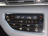 操作部に静電式タッチパネルを採用したフルオート・エアコンディショナー。Honda インターナビ同様、スマートフォン感覚の直感操作を実現しています。