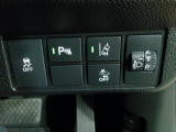 パーキングセンサーや横滑りを防ぐVSA等のスイッチ類は運転席の右側、手の届きやすい位置にあります。