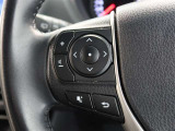 ステアリングスイッチ付き。前方から目を離すことなく操作することが可能です。