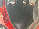 後部座席です。後席も大人の方でもゆったり乗れるスペースを確保♪足元も深くシートのクッションも柔らかくロングドライブの疲労を軽減してくれます♪