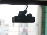 この車にはリアにもドライブレコーダーを装備しております◆映像・音声などを記録する自動車用の装置です。 もしもの事故の際の記録はもちろん、旅行の際の思い出としてドライブの映像を楽しむことができます。