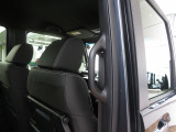 リアシートのコンディションも良好です!!同乗者のひざ周り、足元空間もしっかりキープ♪低床フロアにセンターピラーグリップを設置♪同乗者の乗り降りのしやすさも重要です☆☆ぜひ当店にてお確かめ下さい!!
