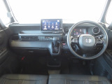 シンプルながら、機能性溢れるインパネ廻りです、視界性も良く運転しやすいです。各操作スイッチ類なども使いやすい位置に配置されています♪