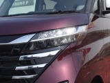 【LEDヘッドライト】悪天候や夜間走行時も良好な視界を確保し安心して運転できる高輝度LEDヘッドライトを装備!点灯速度が早く、消費電力も抑えられています。