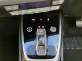 スイッチタイプのシフトレバーです。コンソールもスッキリとしステアリングのパドルシフトを操作いただくとマニュアルモードでお使いいただくことができます。