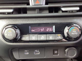 車内の温度管理がワンタッチで簡単に出来るのがオートエアコンです。これでいつでも快適ドライブが出来ますね!前席にはシートヒーター付きです