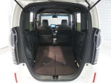 【トランクルーム】セカンドシートを折りたためば、低く広い床面が出現。大きなに荷物も収まります。