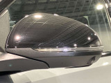 ウィンカー内蔵ドアミラーを開発したのは『メルセデス・ベンツ』です。他車からの視認性が高まり、事故の可能性を低減させています。更に、点灯部分はドライバーの視界に入らないように設計されています。
