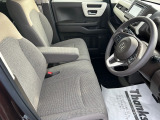 乗り心地の良いフロントシートです。足回りも広々としておりますので、長時間の運転も疲れづらいですよ。