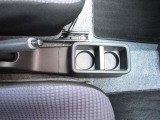 運転席と助手席の間にドリンクホルダーと小物入れがあります。