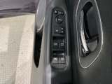 狭い駐車場で便利な電動格納ドアミラーが付いています。