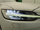 【LEDヘッドライト】ハイビームを先行車や対向車にあてず、その両サイドではハイビーム照射を維持。見える範囲が段違いに広くなりました。北欧神話に登場するトールハンマーをモチーフにデザイン。