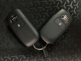 電子カードキーを携帯していれば、ドアハンドルやバックドアのリクエストスイッチを押すだけでドアの施錠・解錠が出来ます♪もちろん 遠隔操作も可能です!盗難防止のイモビライザー機能装備ですよ ☆