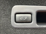 【パワーバックドア】スマートキーや運転席のボタンを押すだけでリアゲートが自動で開閉します!荷物を持っている時や、高い位置にあるバックドアを閉める際に便利な機能です♪
