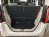 後席を倒さなくても、ゆとりある荷室。