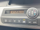 【オートエアコン】一度お好みの温度に設定すれば、車内の温度を検知し風量や温度を自動で調整。暑い&hellip;寒い&hellip;と何度もスイッチ操作をする必要はありません。快適な車内空間には必須の機能ですね♪